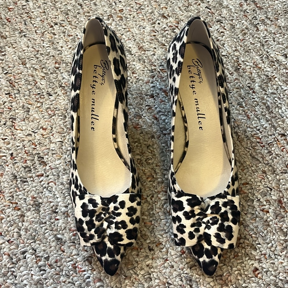 Bettye Muller Leopard Bow Heels Size 8 - Picture 2 of 14